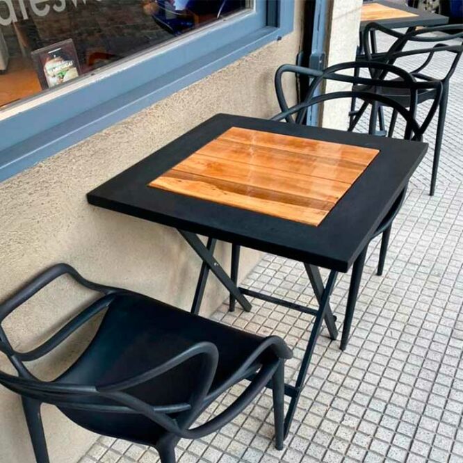 mesa plegable chapa-madera con sillas master negras