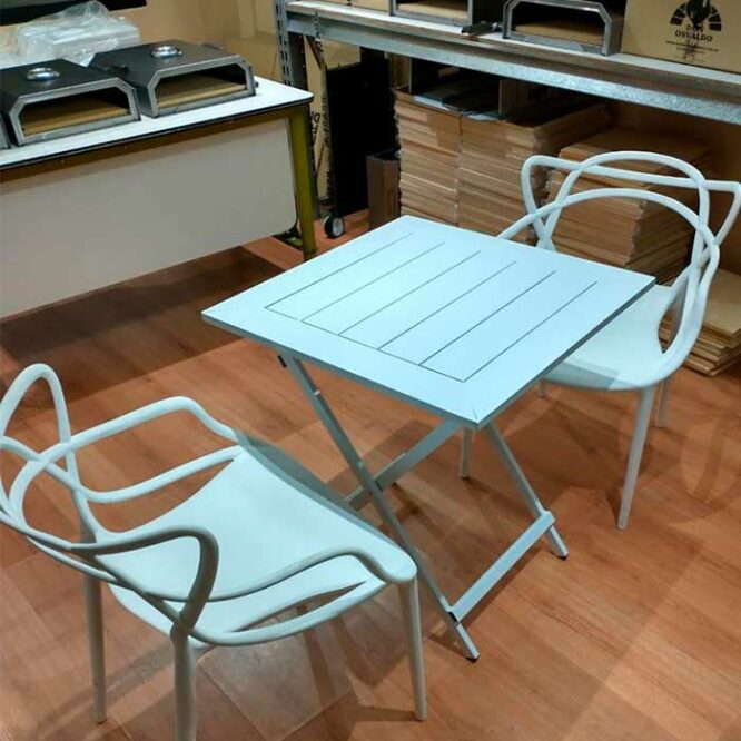 mesa plegable chapa con sillas master blancas