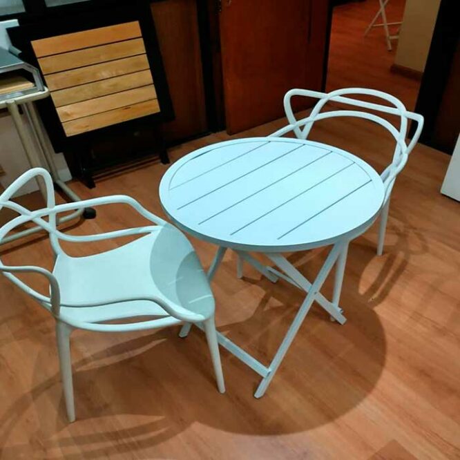 mesa plegable redonda chapa con sillas master blancas