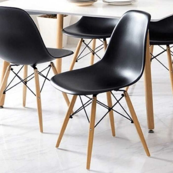 mesa-eames-tapa-blanca-con-sillas-eames-negras