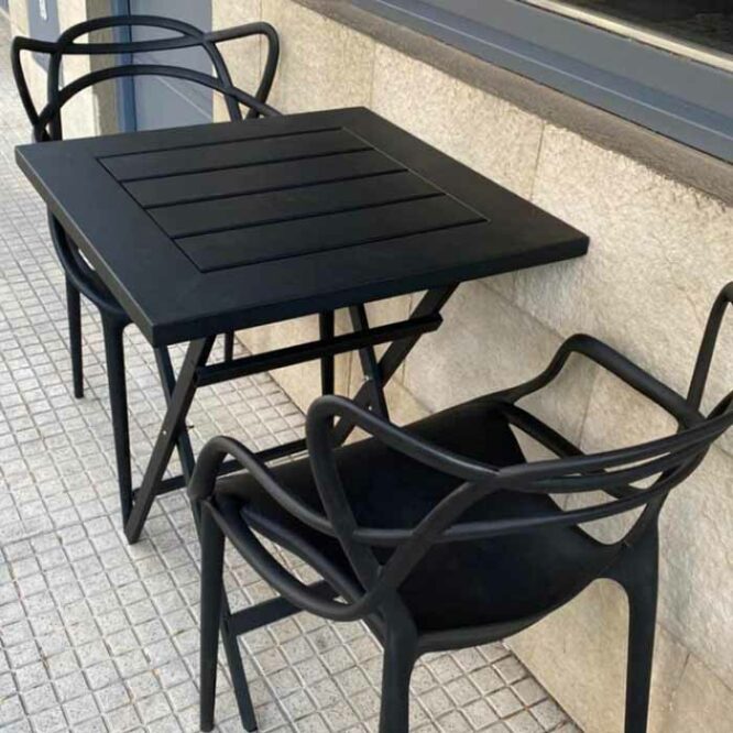 mesa-bar-plegable-estilo-industrial-negra-con-sillas-master