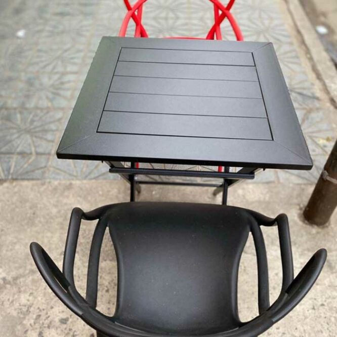 mesa-bar-plegable-estilo-industrial-negra-con-sillas-master